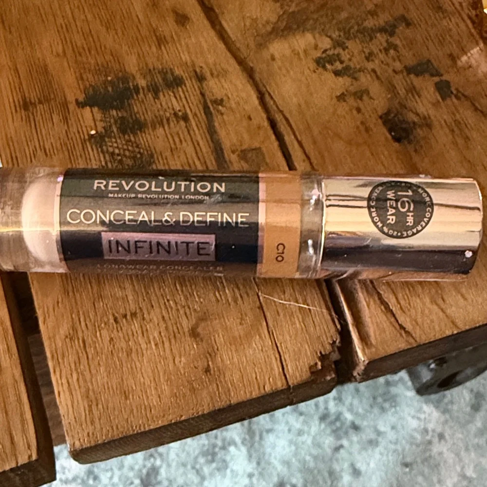 Revolution Conceal & Define Infinite Concealer C10